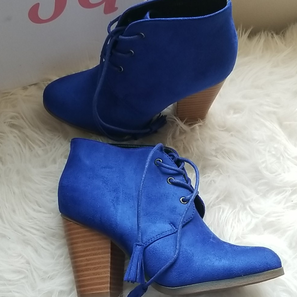 Statment shoes!! Blue block heeled booties.